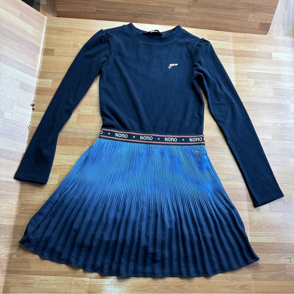 Nono long-sleeved dress with a dark blue top and pleated skirt size 9/10